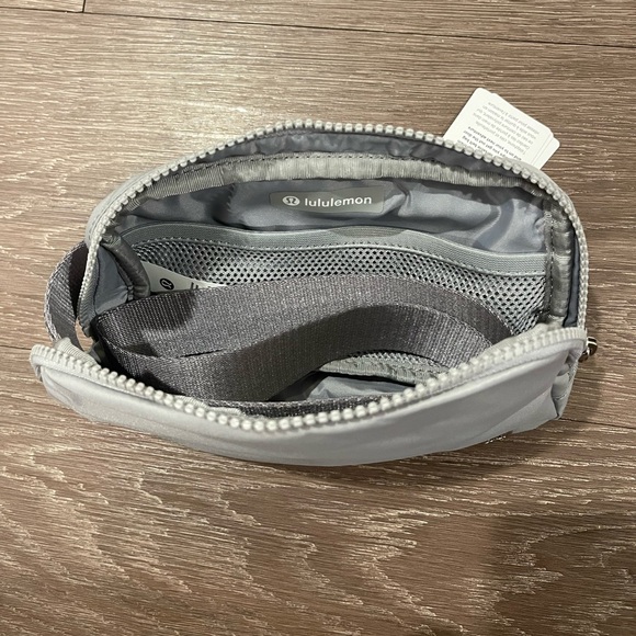 Lululemon Everywhere Belt Bag 1L- Silver Drop - Picture 10 of 15